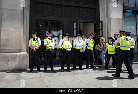 Polizei bewacht den Eingang zum West End London einkaufen, Samstag, 16. Juli 2016, London erfüllt, Stockfoto