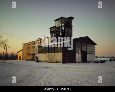 Alten vernachlässigt Getreidesilos im Winter Stockfoto