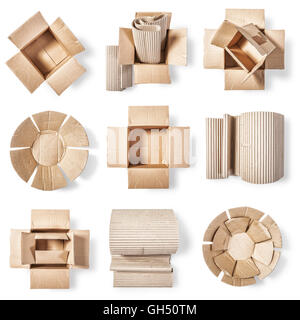 Offenen Karton, Wellpappe Rolle und Pappteller. Verpackung-Materialsammlung. Die Gruppe der Objekte isoliert auf weißem Hintergrund. Stockfoto