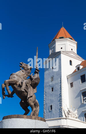 Turm an der Ecke der Bratislavaer Burg. In den Vordergrund Statue von König Svatopluk auf einem Pferd. Hellen blauen Sommerhimmel. Stockfoto