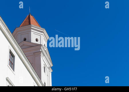 Detail-Ansicht auf einen der Türme der Burg in Bratislava, Slowakei, die zum UNESCO-Weltkulturerbe gehört. Hell blau Summe Stockfoto