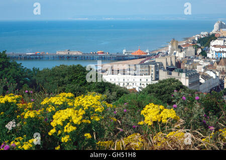 Blick über Hastings, der neue Pier, Eastbourne und Beachy Head in weiter Ferne, East Sussex England UK GB Stockfoto