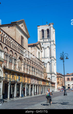 Radfahrer kreuzen Piazza Trento e Trieste Platz mit der Kathedrale von San Giorgio, Dom von Ferrara in Emilia-Romagna. Italien. Stockfoto