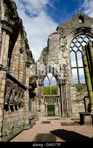 Die Ruinen des Holyrood Abbey, weiter zum Holyrood Palace, die Residenz der Queen in Edinburgh, Schottland. Stockfoto