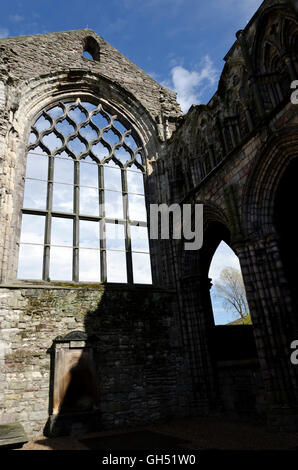 Die Ruinen des Holyrood Abbey, weiter zum Holyrood Palace, die Residenz der Queen in Edinburgh, Schottland. Stockfoto