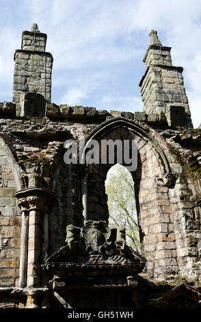Die Ruinen des Holyrood Abbey, weiter zum Holyrood Palace, die Residenz der Queen in Edinburgh, Schottland. Stockfoto
