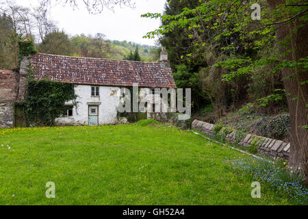 Eine verfallene Hütte im Dorf Tintern am Fluss Wye, Monmouthshire, Wales, UK Stockfoto