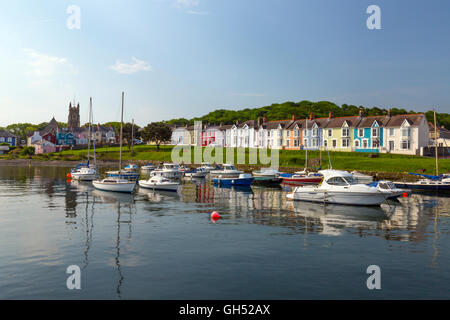 Am frühen Morgensonne leuchtet das bunte Terrassen der Häuser säumen den Hafen von Aberaeron, Ceredigion, Wales, UK Stockfoto