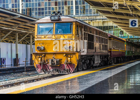 Trainieren Sie parken am Bahnsteig 6 im Bahnhof mit HDR Stil 4 Stockfoto