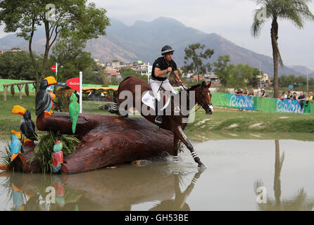 New Zealand Mark Todd auf Leonidas II in Aktion während der Eventing individuelle Cross Country statt am Olympic Equestrian Centre am dritten Tag der Olympischen Spiele in Rio, Brasilien. Stockfoto