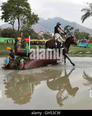 New Zealand Mark Todd auf Leonidas II in Aktion während der Eventing individuelle Cross Country statt am Olympic Equestrian Centre am dritten Tag der Olympischen Spiele in Rio, Brasilien. Stockfoto