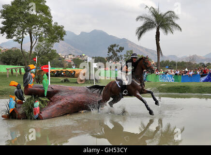 New Zealand Mark Todd auf Leonidas II in Aktion während der Eventing individuelle Cross Country statt am Olympic Equestrian Centre am dritten Tag der Olympischen Spiele in Rio, Brasilien. Stockfoto