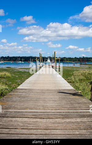 Holzsteg mit Blick auf Fluß Orwell Stockfoto