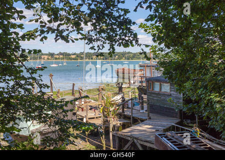 Lastkähne auf wohnen am Ufer des Flusses am Pin Mühle Suffolk umgewandelt Stockfoto