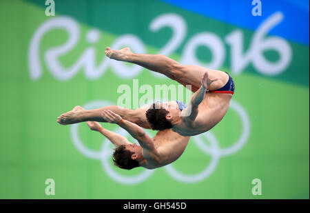 Großbritanniens Tom Daley (links) und Daniel Goodfellow während die Männer des 10m Plattform Finale im Maria Lenk Aquatics Centre am dritten Tag der Olympischen Spiele in Rio, Brasilien synchronisiert. Stockfoto