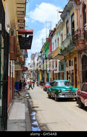 Havanna Straßenszene - belebte Straße mit historischen Häuser in La Habana Vieja, Kuba Stockfoto