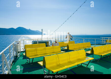 Mit der Fähre in Kroatien Europa.  Schönen warmen Sommertag mit blauem Himmel über der Adria. Boot mit gelben Sitze. Bunte Stockfoto