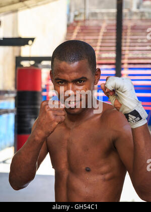 Jungen Boxer, die Ausbildung an der berühmten Gimnasio de Boxeo Rafael Trejo Boxing Gym, Havanna, Kuba Stockfoto