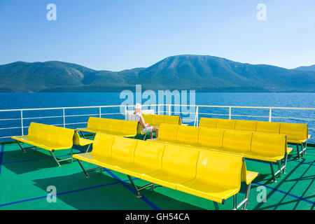 Mit der Fähre in Kroatien Europa.  Schönen warmen Sommertag mit blauem Himmel über der Adria. Boot mit gelben Sitze. Bunte Stockfoto