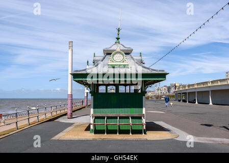 Traditionellen viktorianischen Shelter auf Blackpool Promenade, UK. Stockfoto