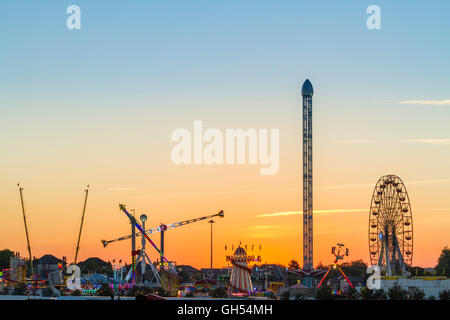 Fahrgeschäfte vor einem Sonnenuntergang, Goose Fair, Nottingham, England, Großbritannien Stockfoto