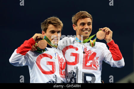 Großbritanniens Tom Daley (rechts) und Daniel Goodfellow (links) mit ihren Bronze Medaillen zu feiern, nachdem die Männer des 10m Plattform Finale im Maria Lenk Aquatics Centre am dritten Tag der Olympischen Spiele in Rio, Brasilien synchronisiert. Stockfoto