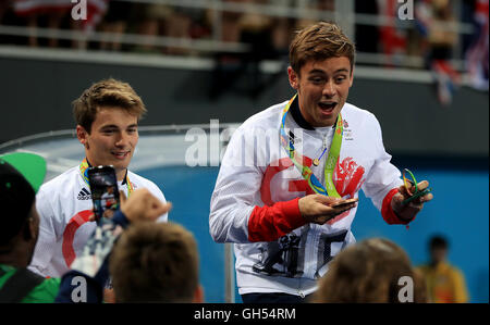 Großbritanniens Tom Daley (rechts) und Daniel Goodfellow (links) mit ihren Bronze Medaillen zu feiern, nachdem die Männer des 10m Plattform Finale im Maria Lenk Aquatics Centre am dritten Tag der Olympischen Spiele in Rio, Brasilien synchronisiert. Stockfoto