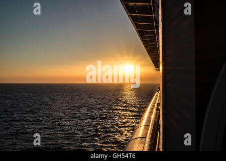 Sonnenaufgang vom Balkon von einem Kreuzfahrtschiff im Mittelmeer Stockfoto