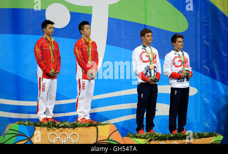 Der Brite Tom Daley (zweiter von rechts) und Daniel Goodfellow (rechts) feiern mit ihren Bronzemedaillen neben Chinas gold Medaillengewinner Aisén Chen (links) und Yue Lin (zweiter von links) auf dem Podium nach den Männern Synchronpore 10m Plattform endgültig an die Maria Lenk Aquatics Centre am dritten Tag der Olympischen Spiele in Rio, Brasilien. Stockfoto