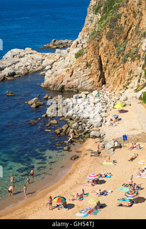 ein kleiner abgelegener Strand von Tossa de Mar, Spanien. Stockfoto
