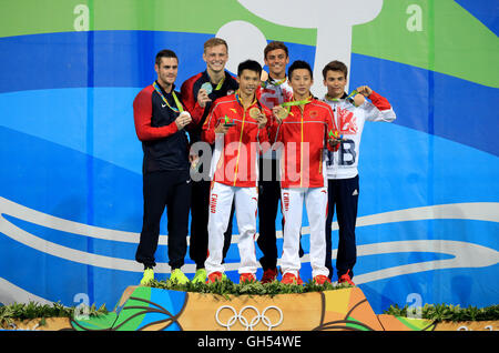 Der Brite Tom Daley (dritte rechts) und Daniel Goodfellow (rechts) feiern mit ihren Bronzemedaillen neben Chinas gold Medaillengewinner Aisén Chen (dritte rechts) und Yue Lin (zweiter von rechts), und Silber Medaille Sieger USA David Boudia (links) und Steele Johnson (zweiter von links) auf dem Podium nach den Männern Synchronpore 10m Plattform endgültig an die Maria Lenk Aquatics Centre am dritten Tag der Olympischen Spiele in Rio Brazilien. Stockfoto