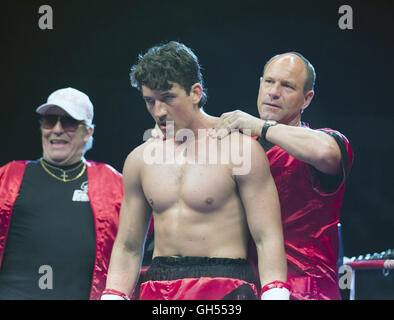 Bluten für einen kommenden amerikanischen biographischen Box-Film geschrieben und unter der Regie von Ben Younger und basiert auf dem Leben des ehemaligen Boxweltmeister Vinny Paz ist. Die Hauptrollen Miles Teller als Paz.  Dieses Foto ist nur zu redaktionellen Zwecken und unterliegen dem Copyright von der Filmgesellschaft und/oder der Fotograf von dem Film oder der Firma zugeordnet und kann nur durch Veröffentlichungen im Zusammenhang mit der Förderung der oben genannten Film reproduziert werden. Eine obligatorische Gutschrift auf die Filmgesellschaft ist erforderlich. Der Fotograf sollte auch angerechnet werden, wenn bekannt. Stockfoto