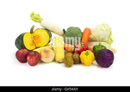 Verschiedene frische Gemüse isoliert auf weißem Hintergrund. Stockfoto