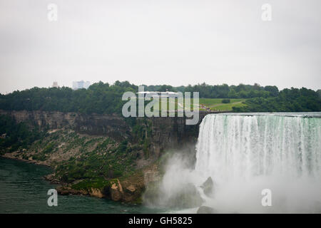 Auf der Suche nach den USA über Niagara Falls, Kanada. Stockfoto