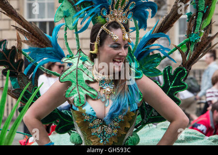 Frau in brasilianischen Kostüm, die Teilnahme an der 2016 Bath Street Carnival, Großbritannien Stockfoto