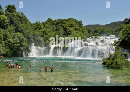 Geographie/Reisen, Kroatien, Touristen in der Badewanne vor dem Wasserfall Skradinski flach, Krka Nationalpark, Sibenik-Knin zhupa, Dalmatien, Additional-Rights - Clearance-Info - Not-Available Stockfoto