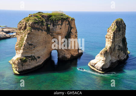 Geographie/Reisen, Libanon, das taube Gestein, Meer cavern aux Tauben, von Wind und Wetter erodieren Kalksteinfelsen in den Teil der Stadt Rausheh, Beirut, Naher Osten, Osten, Additional-Rights - Clearance-Info - Not-Available Stockfoto