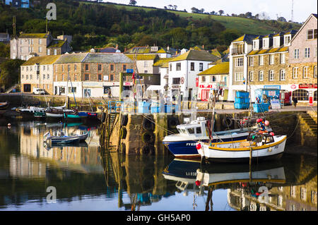 Morgenlicht in Mevagissey Hafen in Cornwall UK Stockfoto