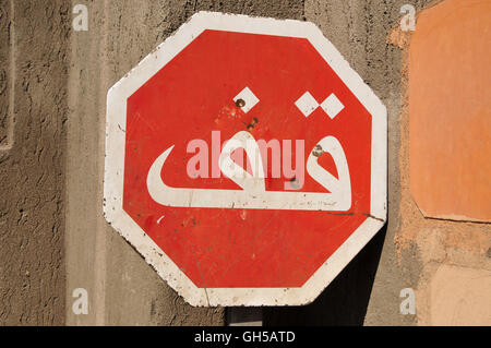 Geographie/Reisen, Marokko, STOP-Schild auf Arabisch, Marrakesch, Afrika, Additional-Rights - Clearance-Info - Not-Available Stockfoto