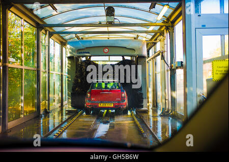 Innerhalb automatisierte einer operativen Waschanlage von innen einem wartenden Auto in Großbritannien gesehen Stockfoto