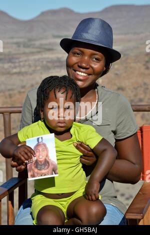 Geographie/Reisen, Namibia, moderne Frau Himba mit Ihrem Kind und ein Foto von sich selbst im traditionellen Gewand, Kaokoveld, Additional-Rights - Clearance-Info - Not-Available Stockfoto