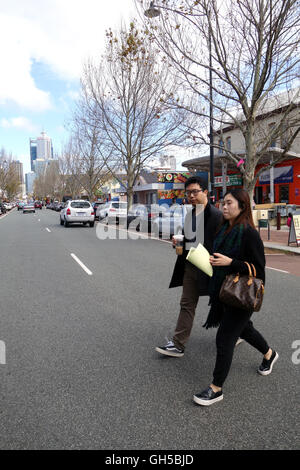 Paar asiatische aussehen überqueren William Street, Chinatown Gebiet von Northbridge, Perth, Western Australia. Weder Herr PR Stockfoto