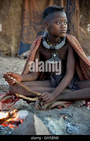 Geographie/Reisen, Namibia, junge schäferin aus dem Stamm der Himba am Feuer vor der Hütte im Dorf Epaco, in der Nähe Ombombo, Kaokoveld, Additional-Rights - Clearance-Info - Not-Available Stockfoto