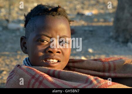 Geographie/Reisen, Namibia, junge schäferin aus dem Stamm der Himba im Dorf Epaco, in der Nähe Ombombo, Kaokoveld, Additional-Rights - Clearance-Info - Not-Available Stockfoto