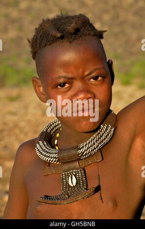 Geographie/Reisen, Namibia, junge schäferin aus dem Stamm der Himba im Dorf Epaco, in der Nähe Ombombo, Kaokoveld, Additional-Rights - Clearance-Info - Not-Available Stockfoto