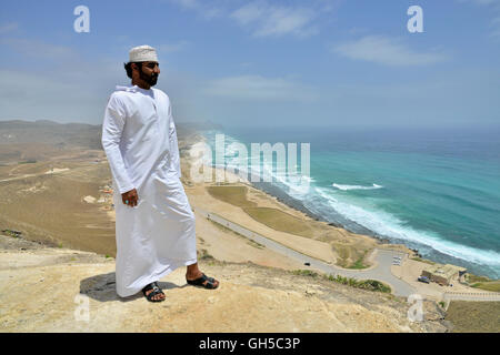 Geographie/Reisen, Oman, lokale in Weiß dishdasha, in der Nähe von Mughsayl, Dhofar Governatorat, Osten, Additional-Rights - Clearance-Info - Not-Available Stockfoto