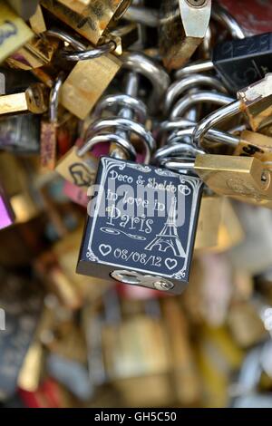 Geographie/reisen, Frankreich, der lovinglys entsprechenden Burgen am Geländer der Brücke Pontian de l'Archeveche Brücke, Paris, Additional-Rights - Clearance-Info - Not-Available Stockfoto