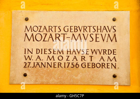 Geographie/Reisen, Österreich, Salzburger Land, Inschrift bei Wolfgang Amadeus Mozart Geburtshaus, Salzburg, Additional-Rights - Clearance-Info - Not-Available Stockfoto