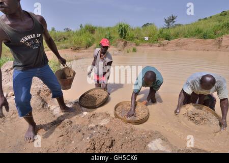 Geographie/Reisen, Sierra Leone, diamond Jäger Suche mit Belastung und die Schaufel in einer Mine in der Nähe von Diamant, Koidu, Kono Distrikt, der östlichen Provinz, Additional-Rights - Clearance-Info - Not-Available Stockfoto