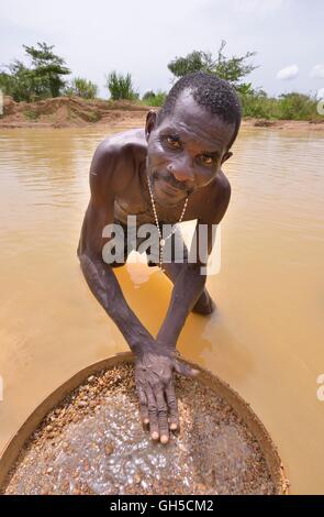 Geographie/Reisen, Sierra Leone, diamond Jäger Suche mit einem Siebungen zu Diamant, in der Nähe Koidu, Kono Distrikt, der östlichen Provinz, Additional-Rights - Clearance-Info - Not-Available Stockfoto